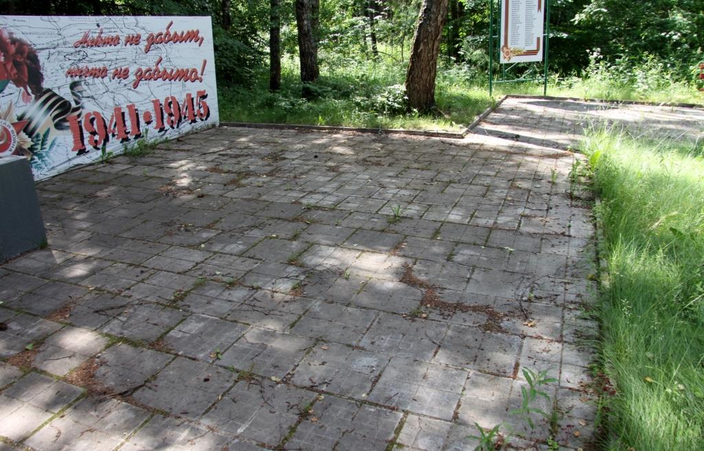 Субботник на партизанской базе «Смерть фашизму»