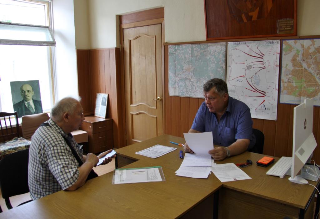 Депутат-коммунист Олег Емельянов провёл приём граждан в городе Серпухов