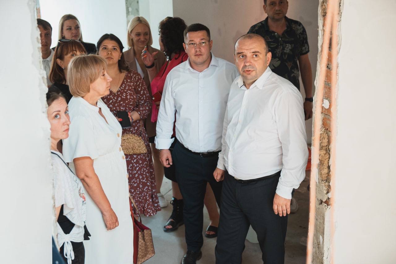 Депутат Московской областной Думы Марк Черемисов проверил ход работ капитального ремонта школы №2 г.о. Лосино-Петровский