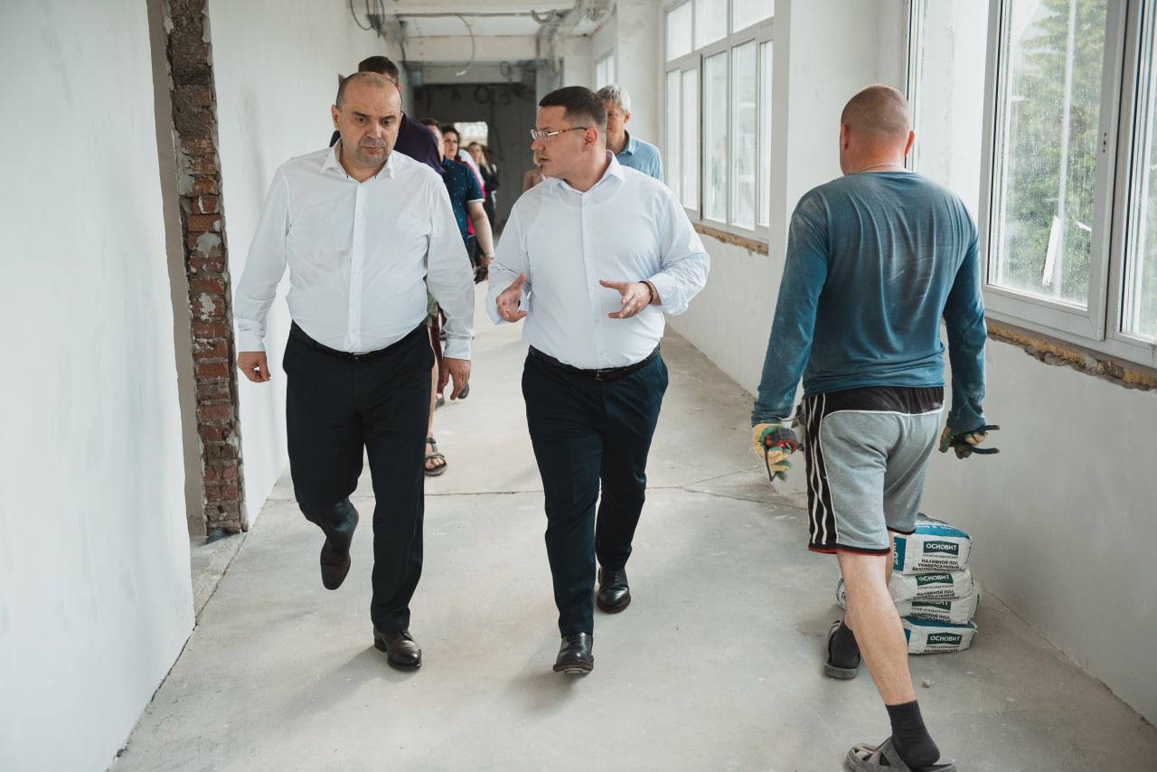 Депутат Московской областной Думы Марк Черемисов проверил ход работ капитального ремонта школы №2 г.о. Лосино-Петровский