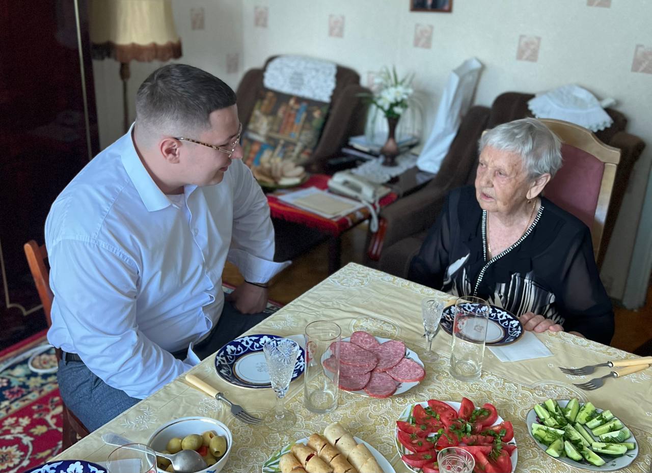 С 95-летним юбилеем депутат-коммунист Марк Черемисов поздравил ветерана труда и труженика тыла в Балашихе