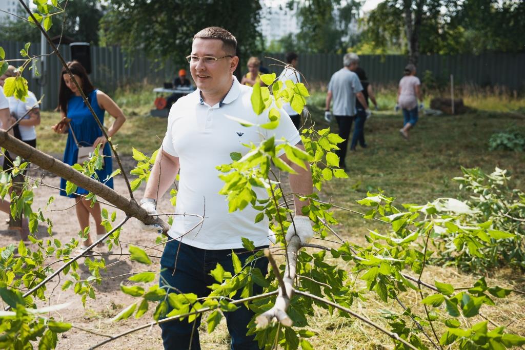 Депутат Мособлдумы Марк Черемисов принял участие в масшатбном субботнике в городском округе Лосино-Петровский