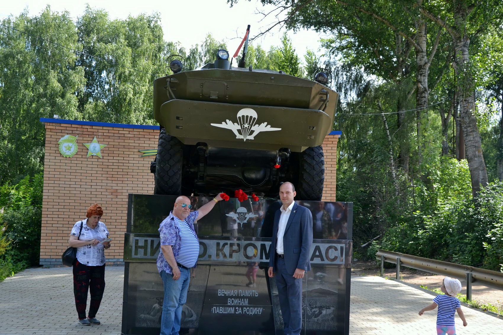 Расплескалась синева, расплескалась