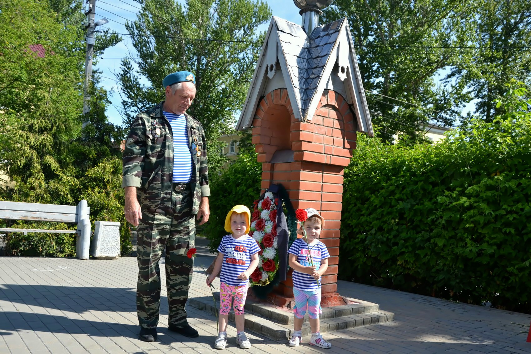 Расплескалась синева, расплескалась