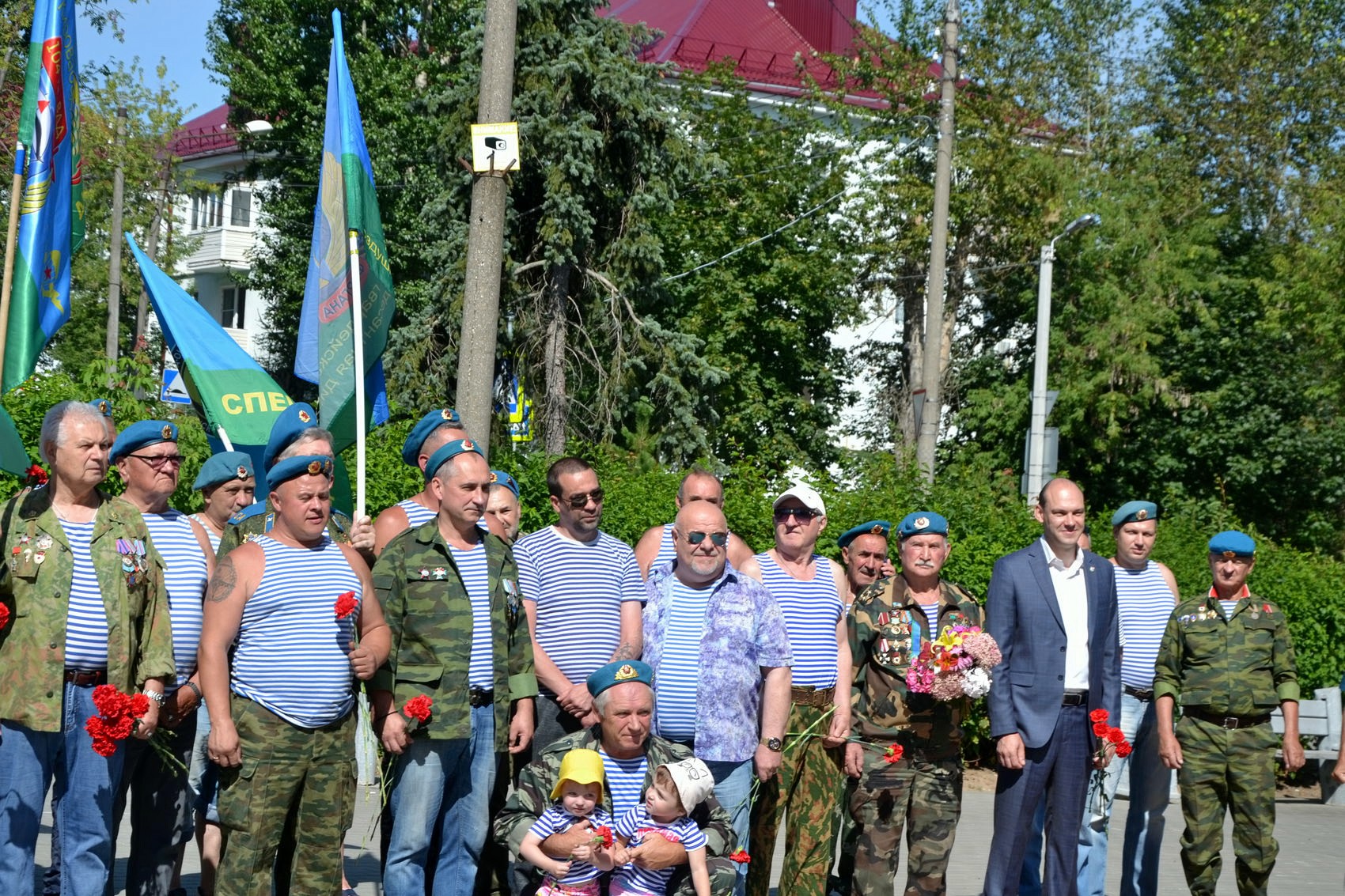 Расплескалась синева, расплескалась