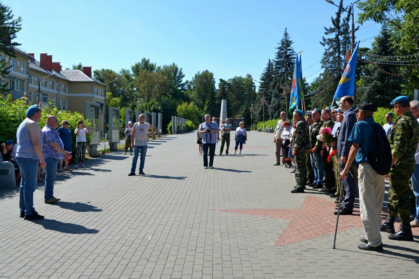 Расплескалась синева, расплескалась
