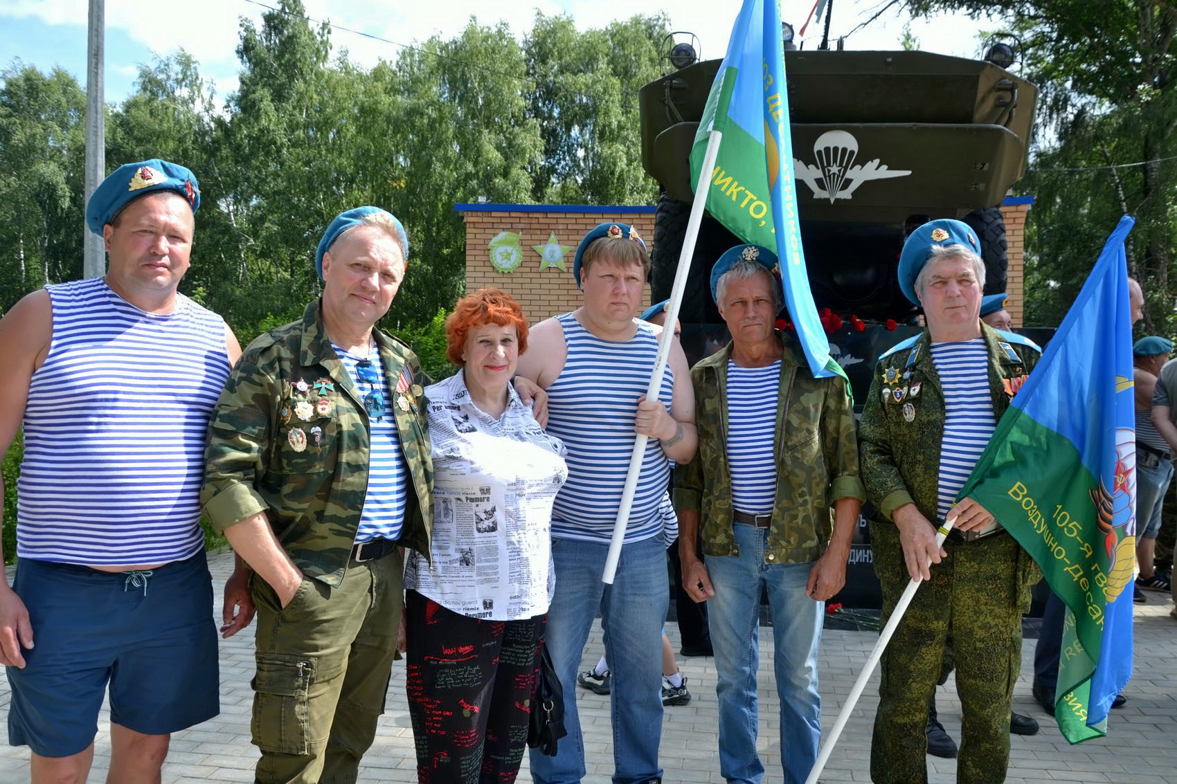 Расплескалась синева, расплескалась