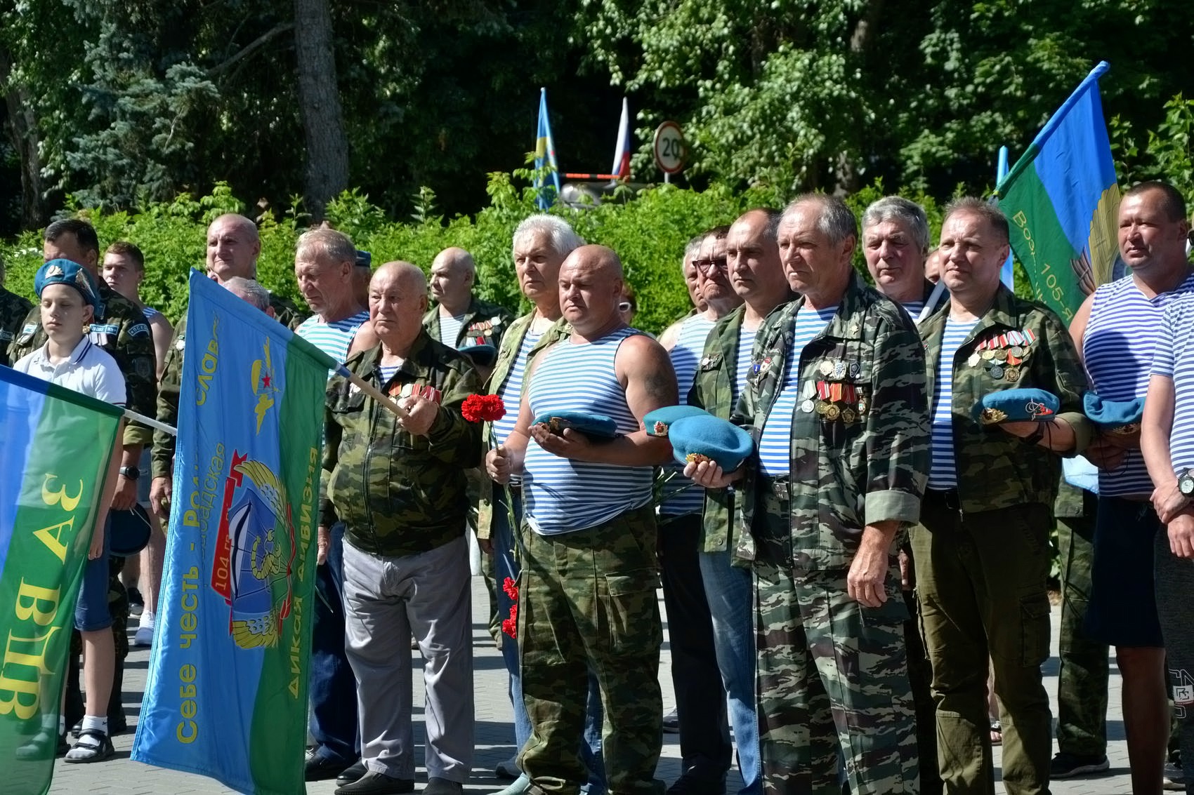 Расплескалась синева, расплескалась