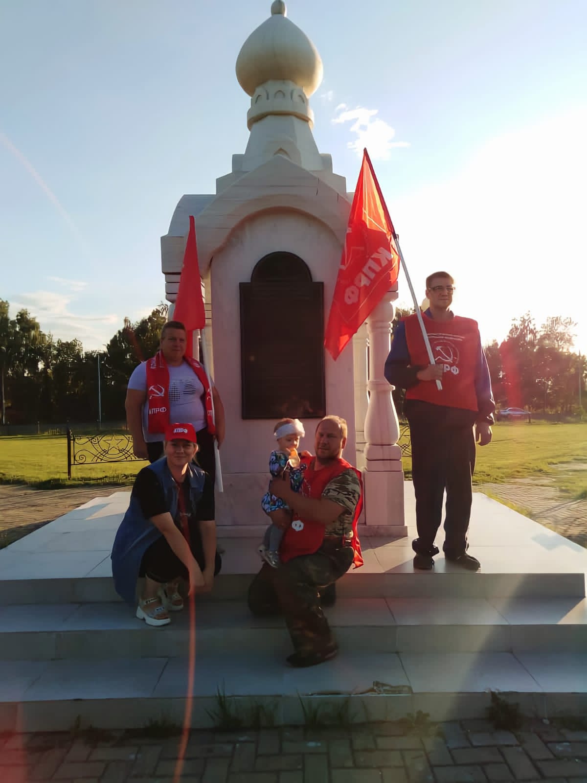 Красным флагом поддержим наших!