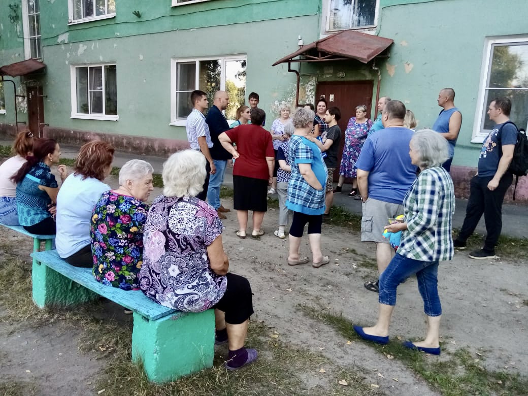 Сергей Стрельцов встретился с жителями аварийного дома в Щурово