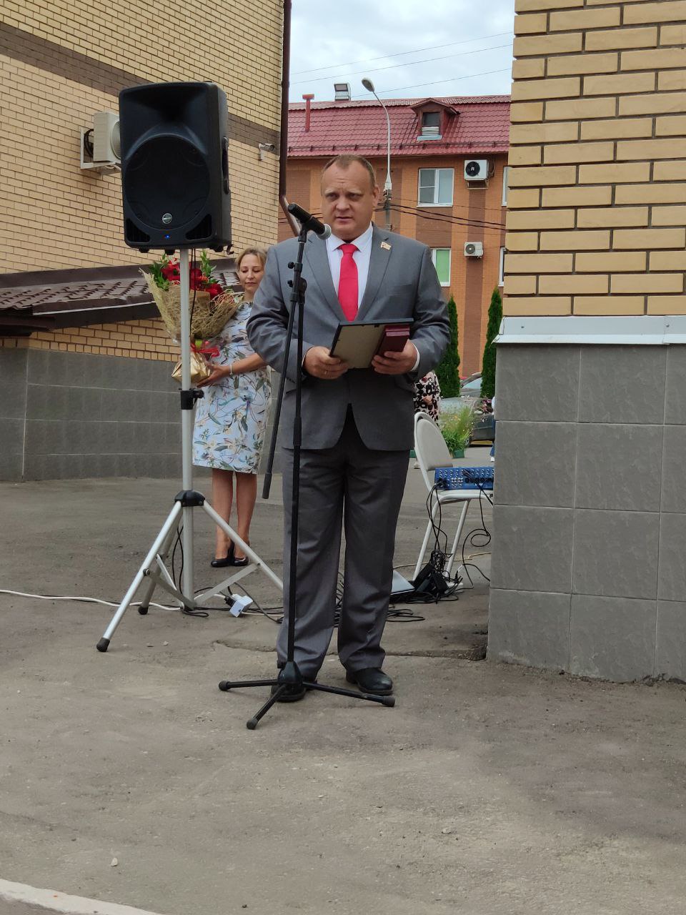 Зампред Совета депутатов г.о. Балашиха Олег Зверев от имени депутата Мособлдумы Марка Черемисова поздравил с юбилеем руководителя МЦ «Мед Гарант»