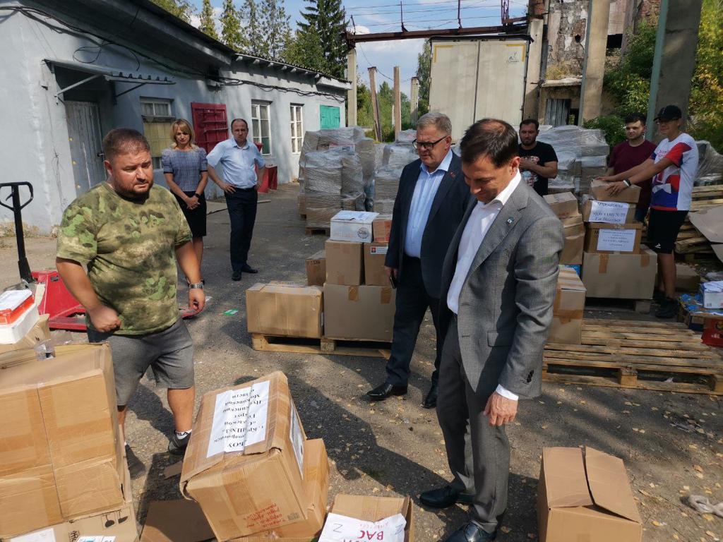 Руководитель фракции КПРФ Александр Наумов посетил волонтёров и пункт сбора гуманитарной помощи Донбассу