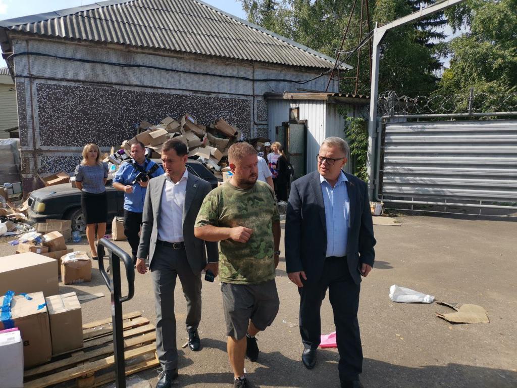 Руководитель фракции КПРФ Александр Наумов посетил волонтёров и пункт сбора гуманитарной помощи Донбассу
