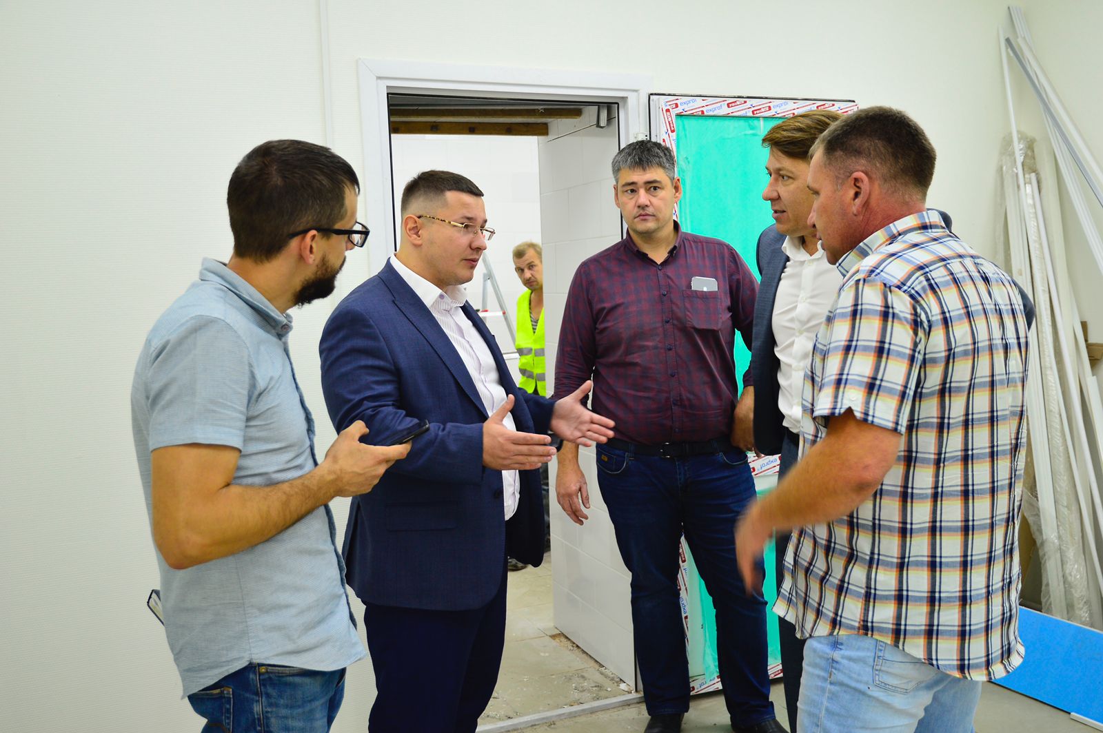 Депутат Московской областной Думы Марк Черемисов проинспектировал ход работ по капитальному ремонту ФАПа в Богородском г.о.