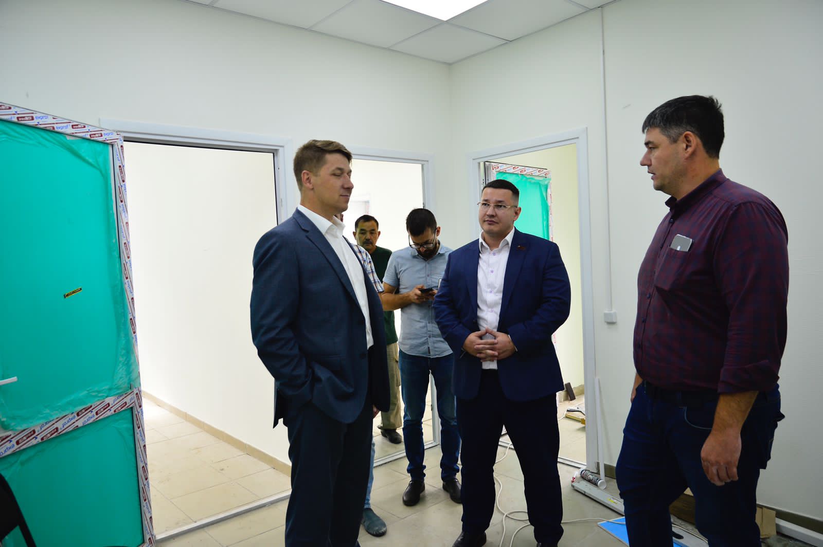 Депутат Московской областной Думы Марк Черемисов проинспектировал ход работ по капитальному ремонту ФАПа в Богородском г.о.