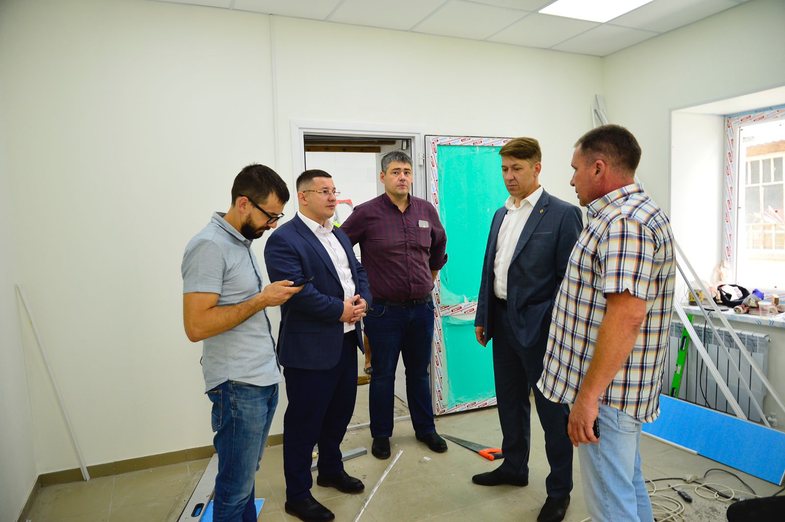 Депутат Московской областной Думы Марк Черемисов проинспектировал ход работ по капитальному ремонту ФАПа в Богородском г.о.