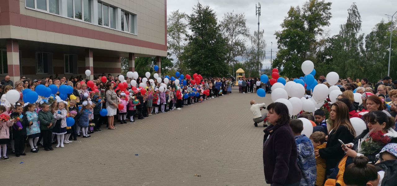 Заместитель Председателя Мособлдумы, руководитель фракции КПРФ поздравил с Днем знаний педагогов и учеников Домодедовской школы № 1