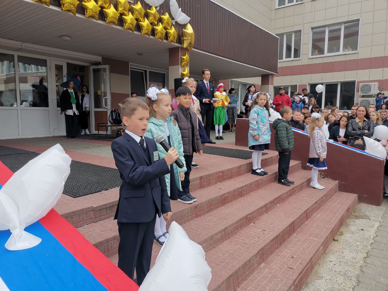 Заместитель Председателя Мособлдумы, руководитель фракции КПРФ поздравил с Днем знаний педагогов и учеников Домодедовской школы № 1