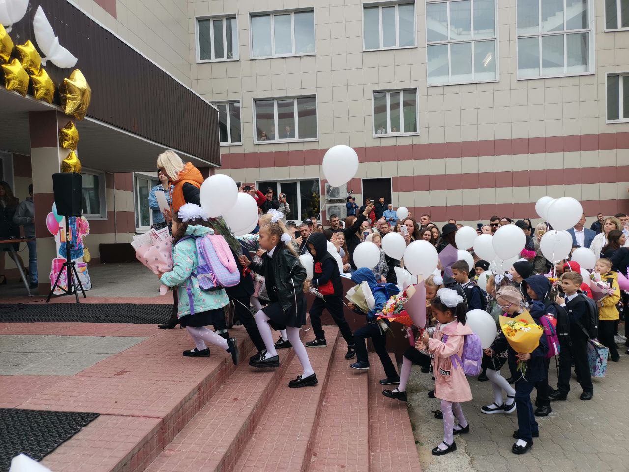Заместитель Председателя Мособлдумы, руководитель фракции КПРФ поздравил с Днем знаний педагогов и учеников Домодедовской школы № 1