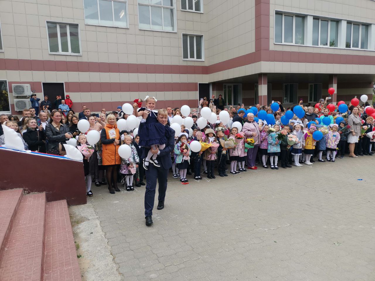 Заместитель Председателя Мособлдумы, руководитель фракции КПРФ поздравил с Днем знаний педагогов и учеников Домодедовской школы № 1