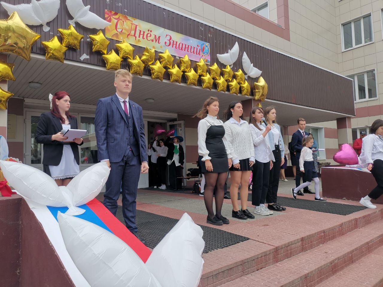 Заместитель Председателя Мособлдумы, руководитель фракции КПРФ поздравил с Днем знаний педагогов и учеников Домодедовской школы № 1