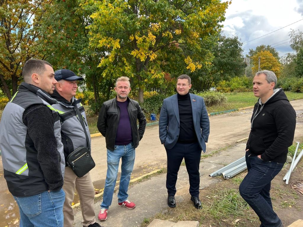 Депутат Московской областной Думы Марк Черемисов проинспектировал ход работ по капитальному ремонту школы в Обухово