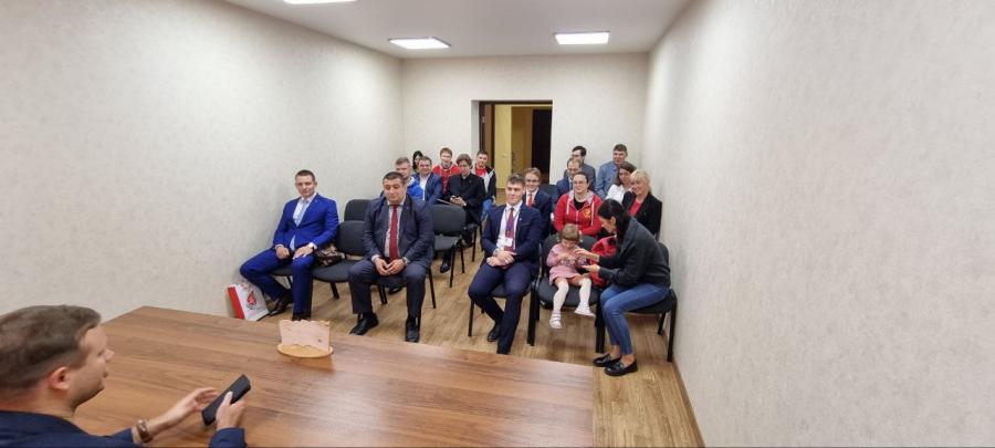 Под красным знаменем Победы победим вновь