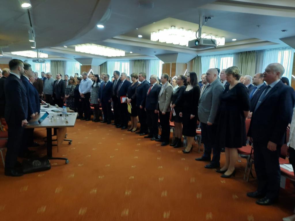Под красным знаменем Победы победим вновь