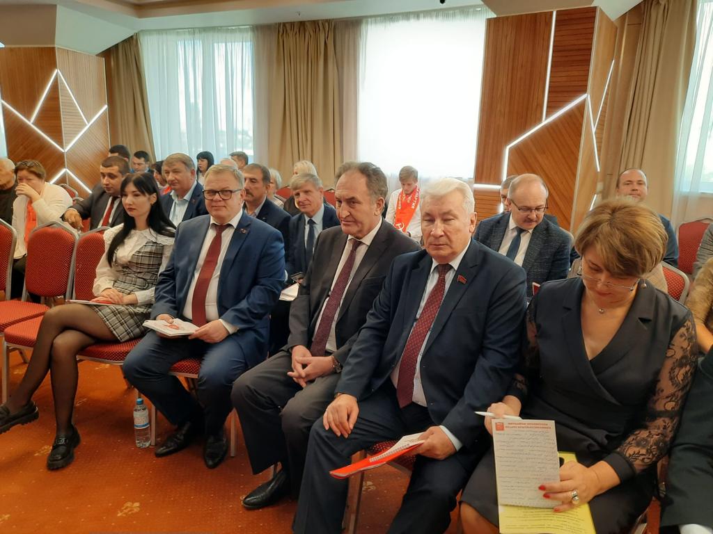 Под красным знаменем Победы победим вновь