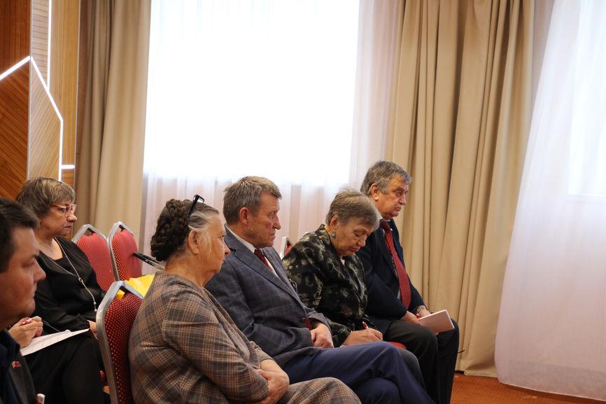 Под красным знаменем Победы победим вновь