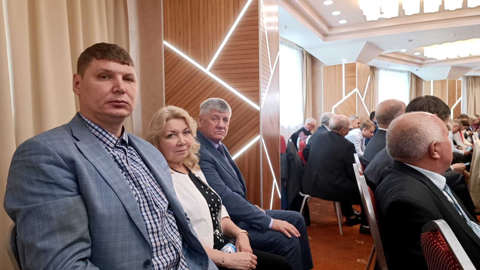 Под красным знаменем Победы победим вновь
