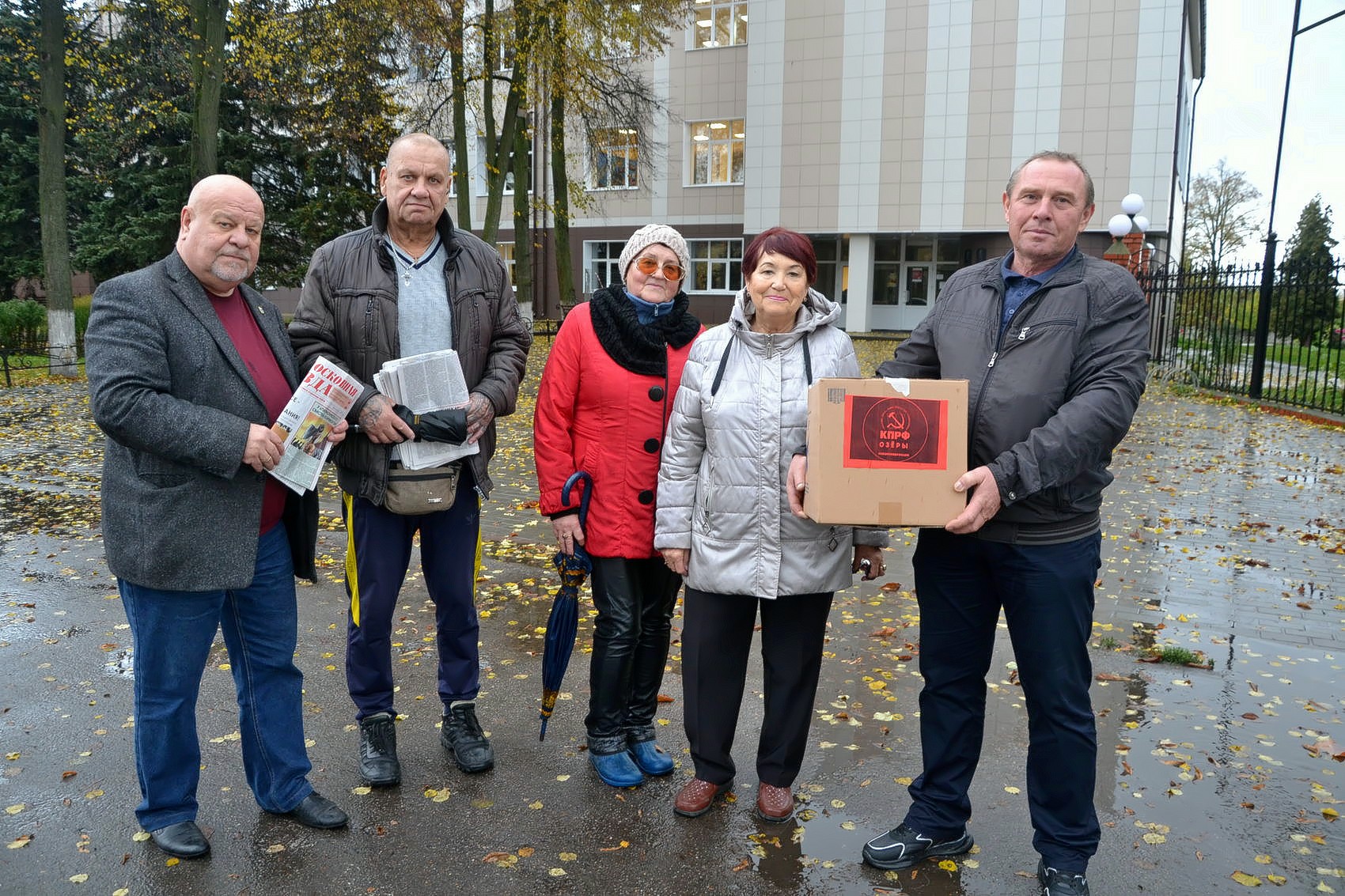 Коммунисты Озёр помогают жителям Донбасса