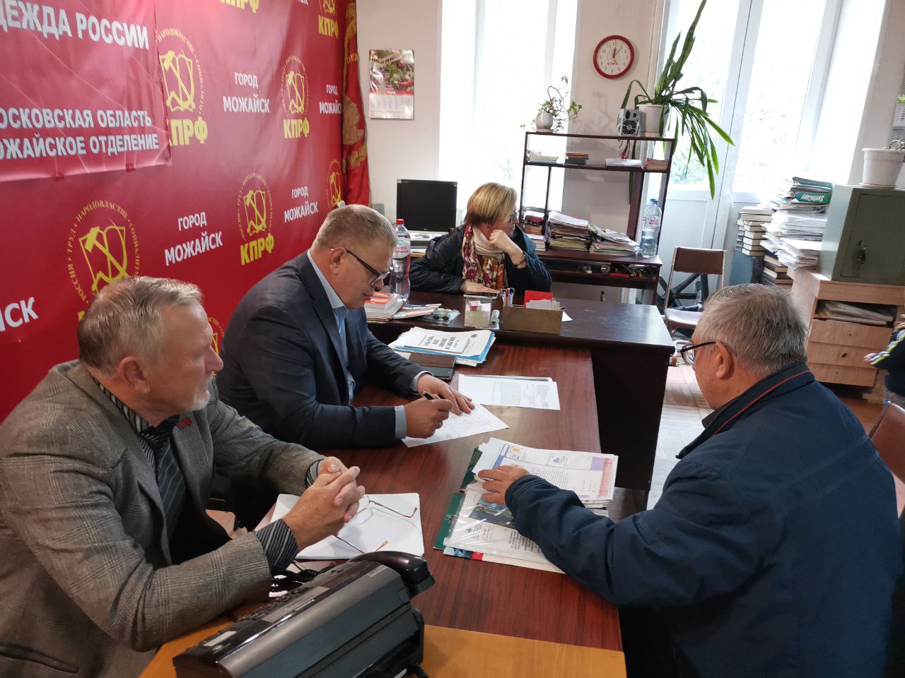 Руководитель фракции КПРФ в Мособлдуме Александр Наумов провёл приём граждан в Можайске