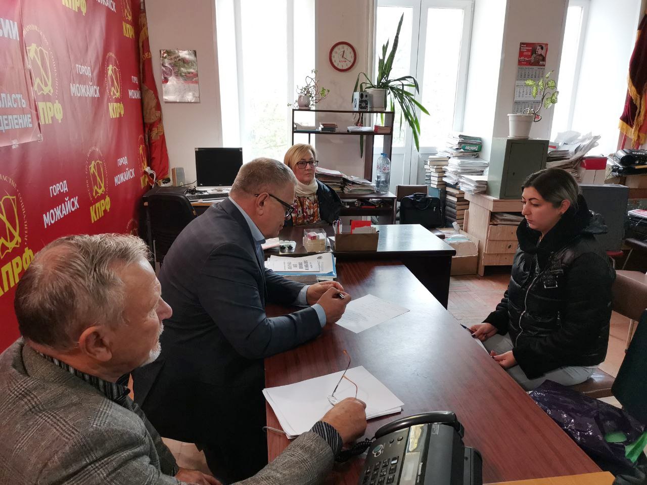Руководитель фракции КПРФ в Мособлдуме Александр Наумов провёл приём граждан в Можайске