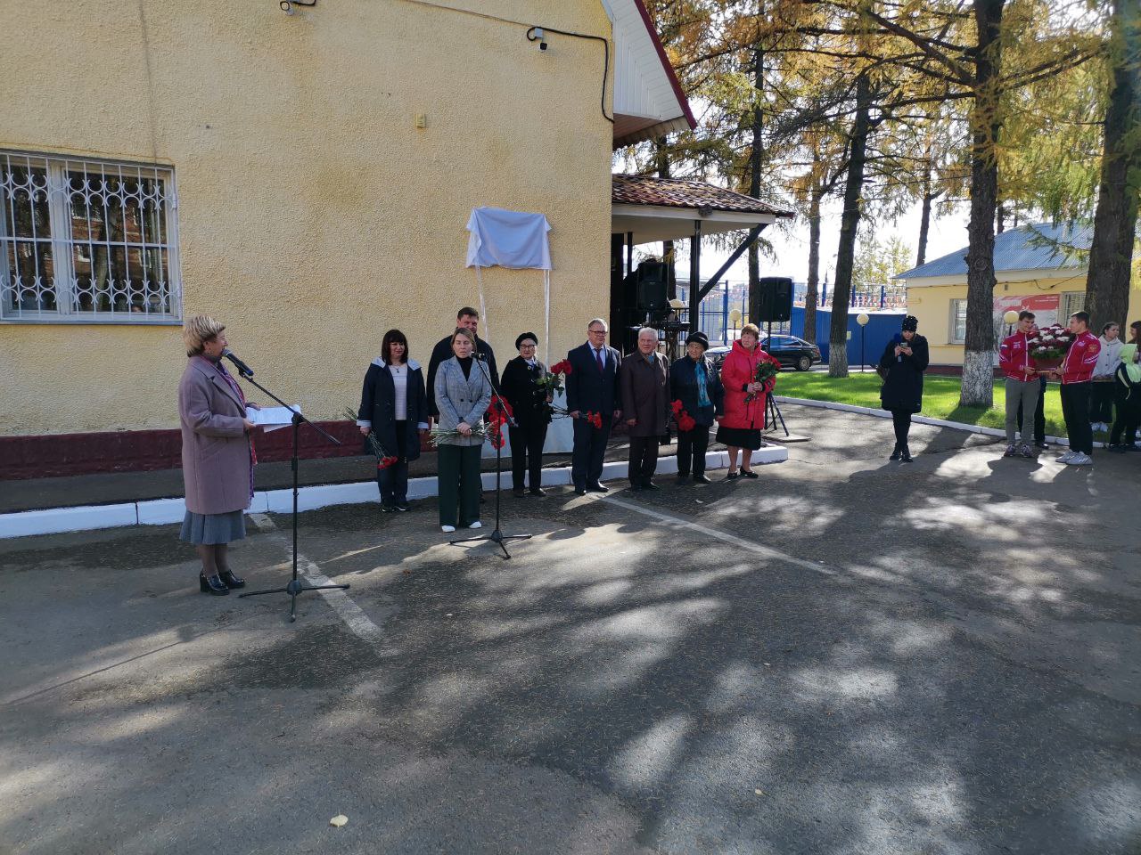 Заместитель Председателя Мособлдумы, руководитель фракции КПРФ Александр Наумов принял участие в открытии мемориальной доски А.А. Ефимова в Дубровицах