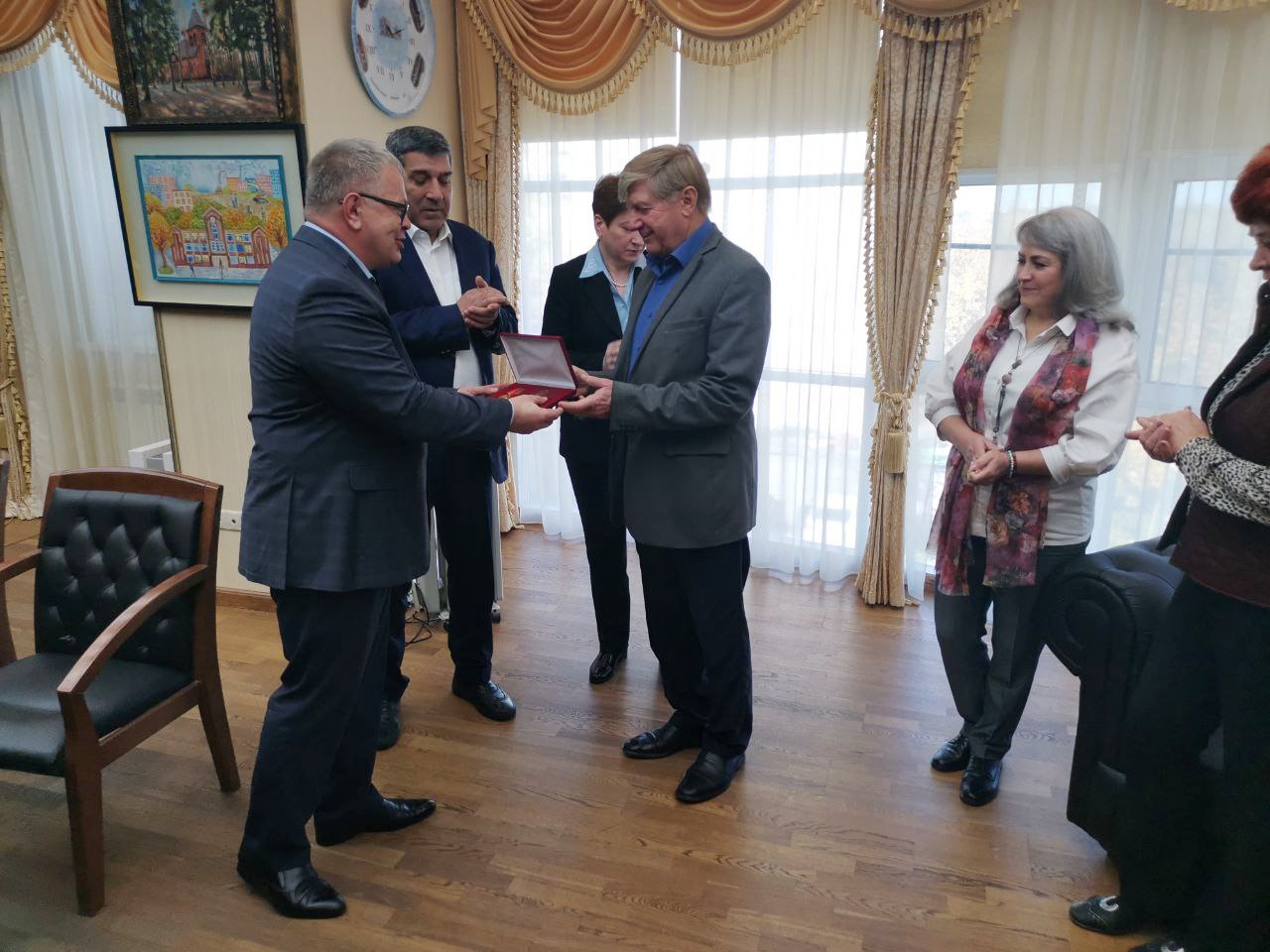 Руководитель фракции КПРФ Александр Наумов вручил награды Мособлдумы сотрудникам строительной фирмы «Гюнай» в городе Домодедово