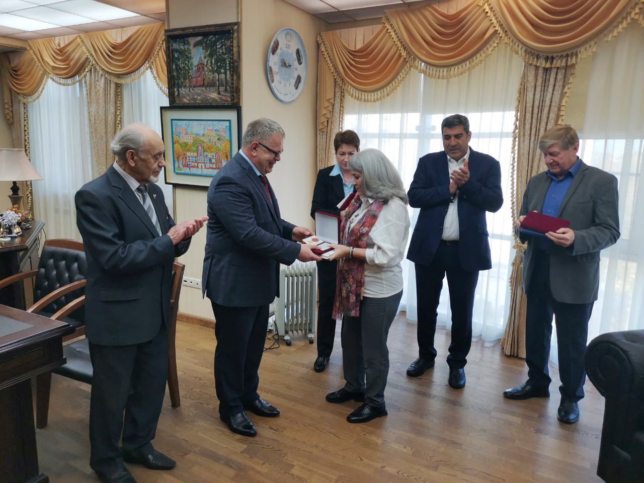 Руководитель фракции КПРФ Александр Наумов вручил награды Мособлдумы сотрудникам строительной фирмы «Гюнай» в городе Домодедово