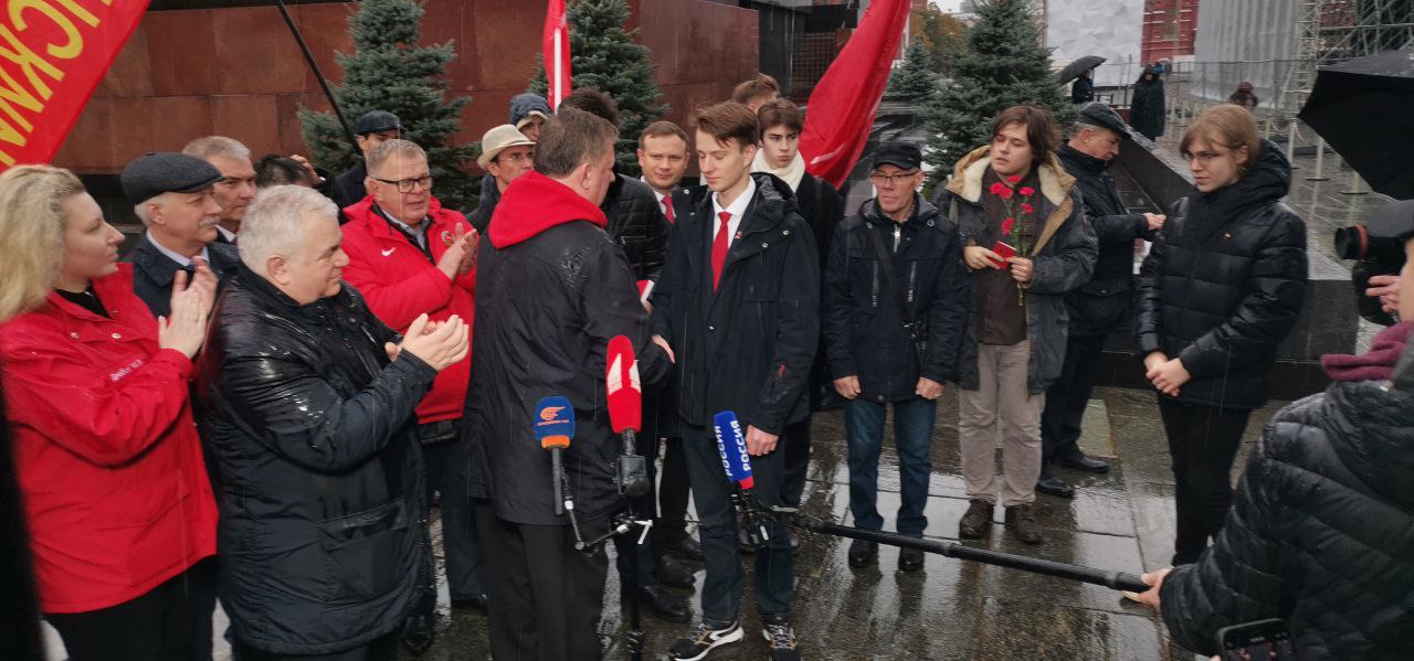Под Знаменем Комсомола – к новым победам!