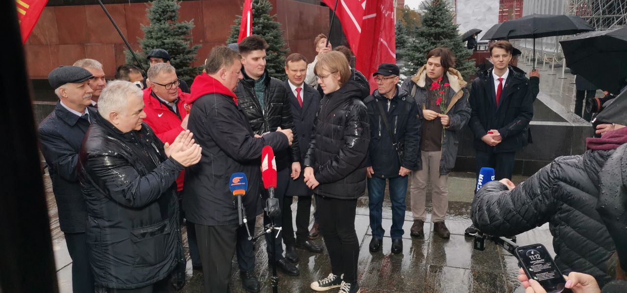 Под Знаменем Комсомола – к новым победам!