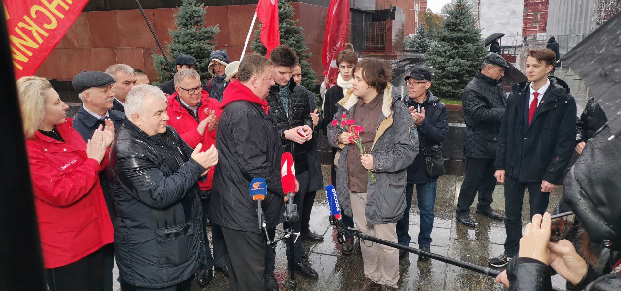 Под Знаменем Комсомола – к новым победам!