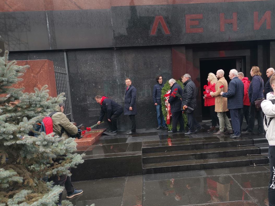 Под Знаменем Комсомола – к новым победам!
