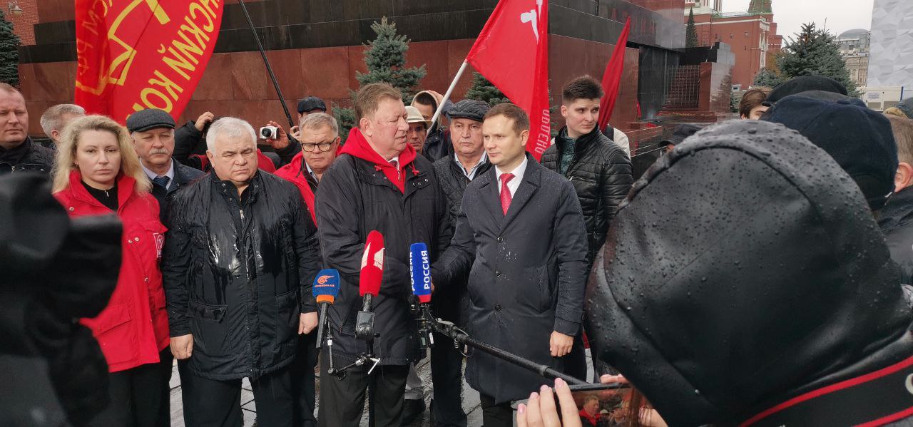 Под Знаменем Комсомола – к новым победам!