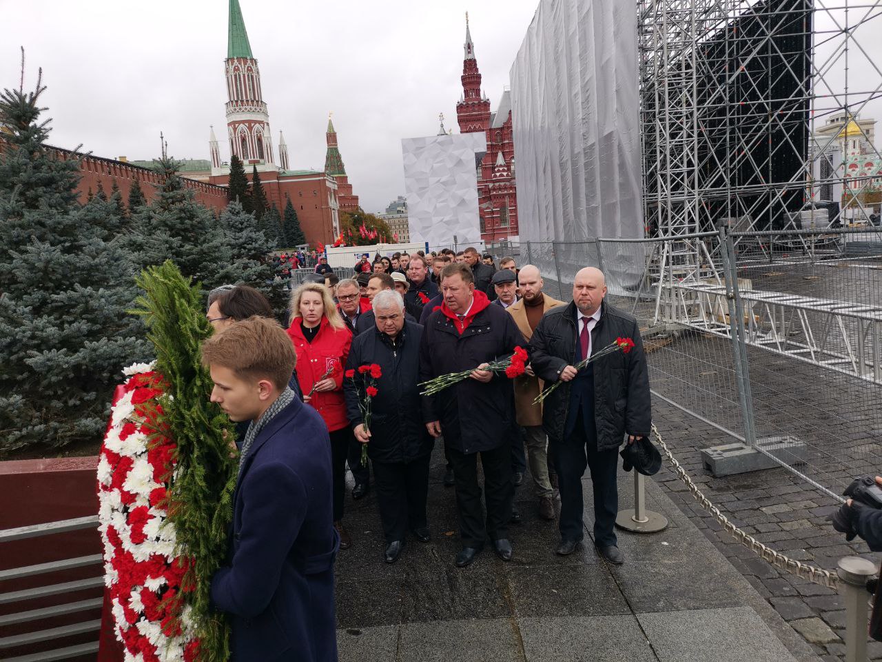 Под Знаменем Комсомола – к новым победам!