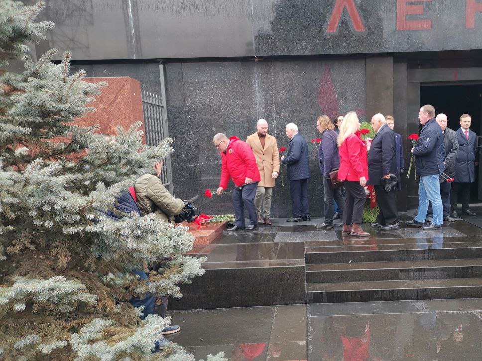 Под Знаменем Комсомола – к новым победам!
