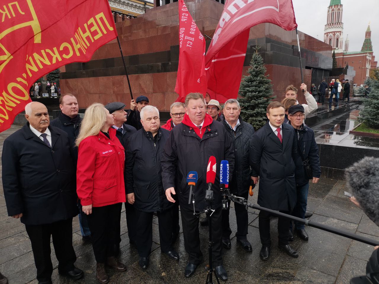 Под Знаменем Комсомола – к новым победам!