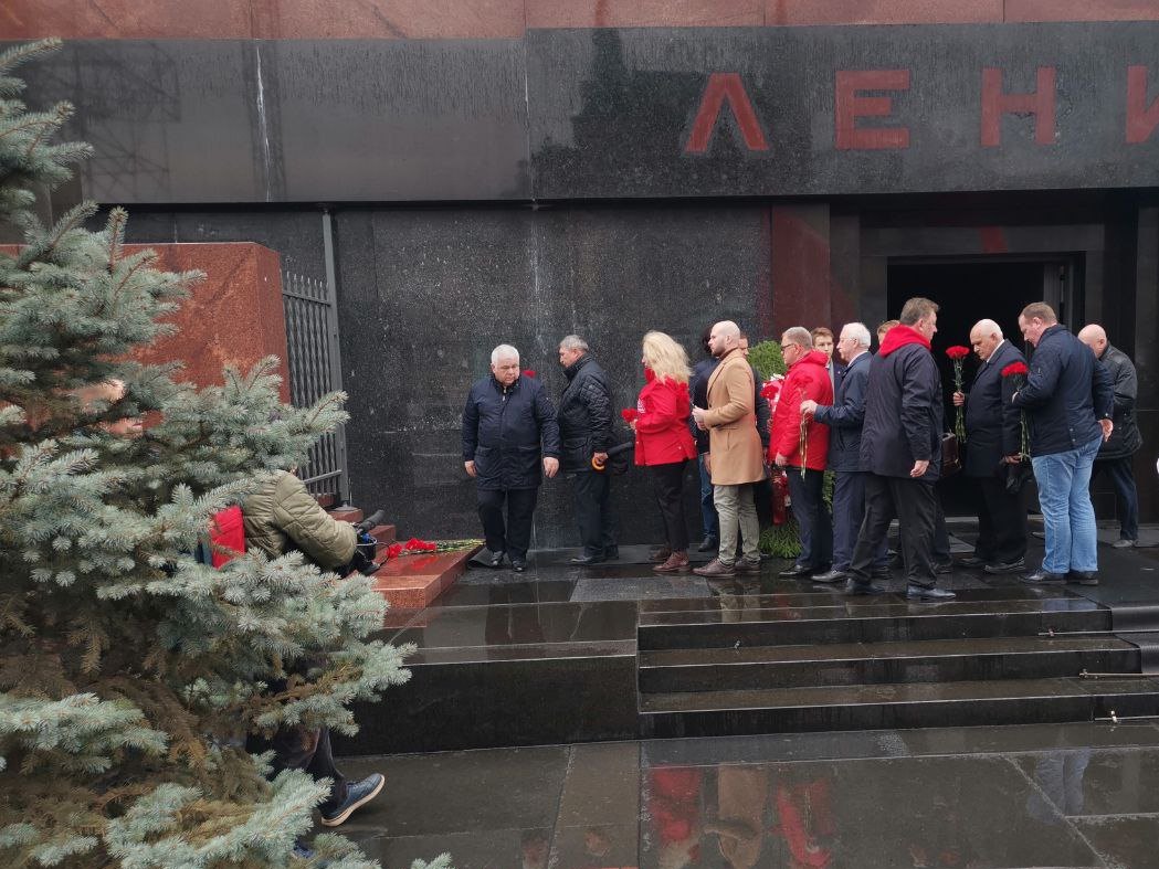 Под Знаменем Комсомола – к новым победам!