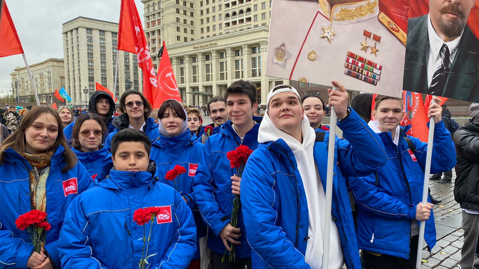 Под Знаменем Комсомола – к новым победам!