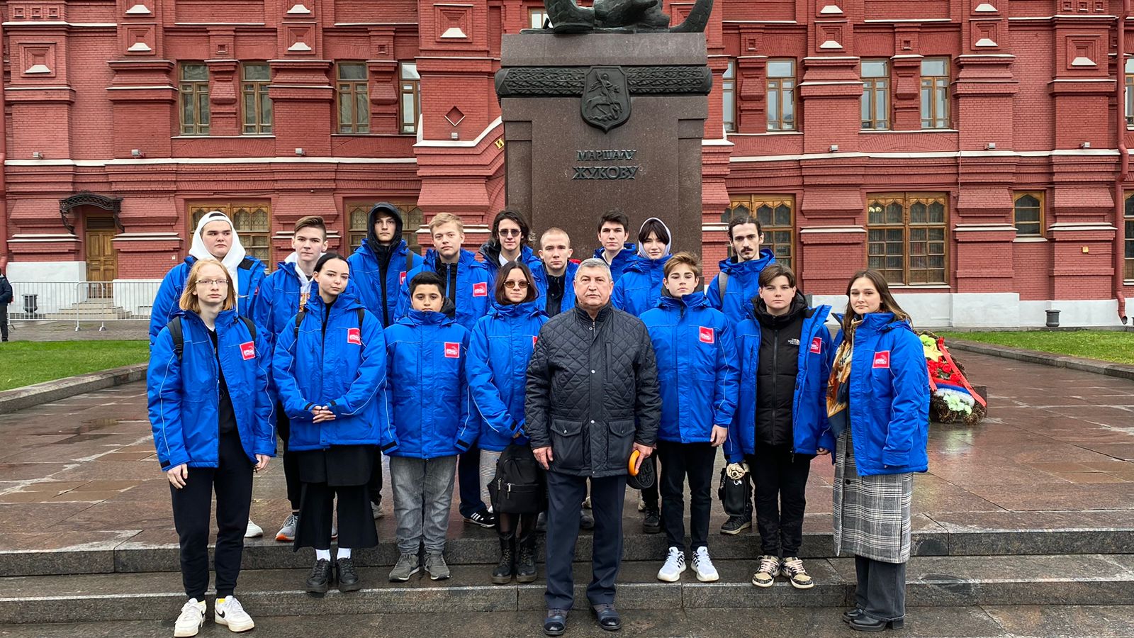 Под Знаменем Комсомола – к новым победам!