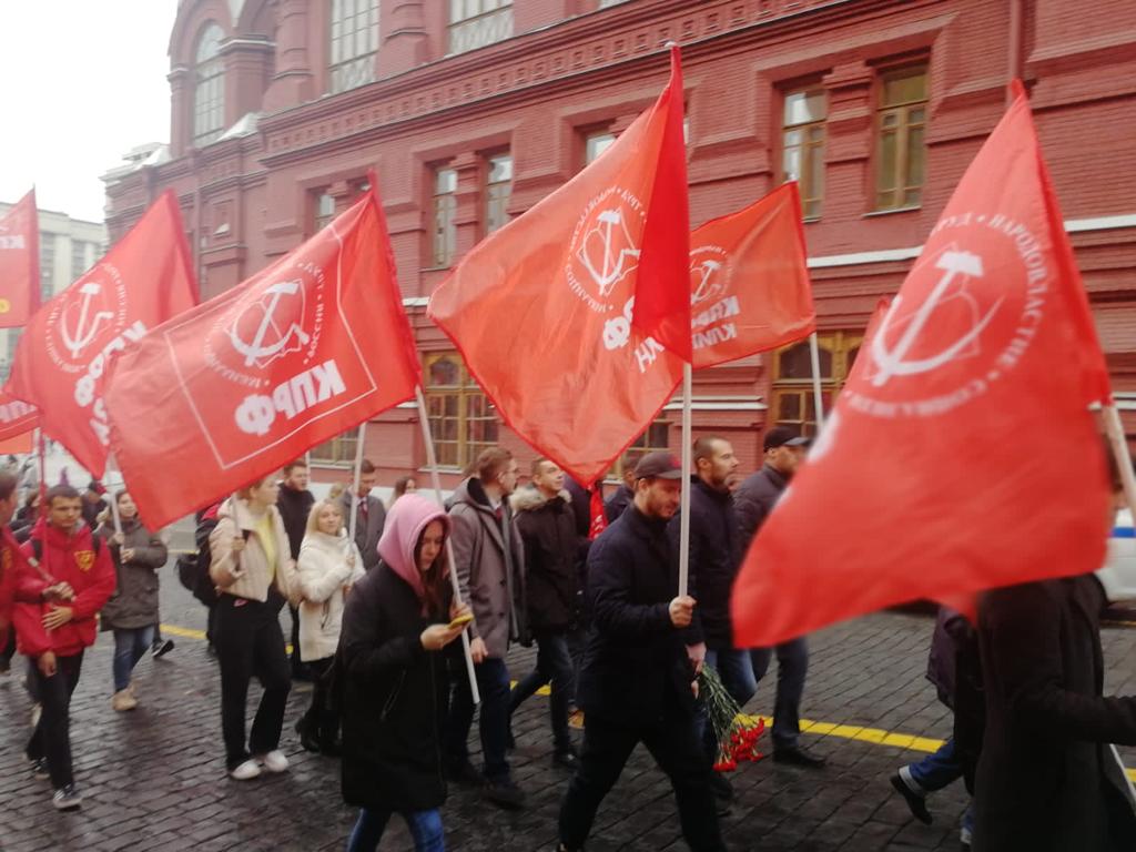 Под Знаменем Комсомола – к новым победам!