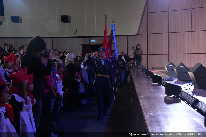 Комсомол: Думать. Дерзать. Сметь!